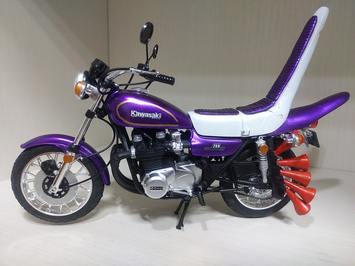 でっていう バイク プラモデル 特攻の拓 デカールをインデックスに貼ってシールとして貼ってみたがご覧のとおりイマイチどころかイマサンくらい なのではがした いつかkawasakiロゴデカール手に入るまでこのまま 部品請求での入手は検討中っていう
