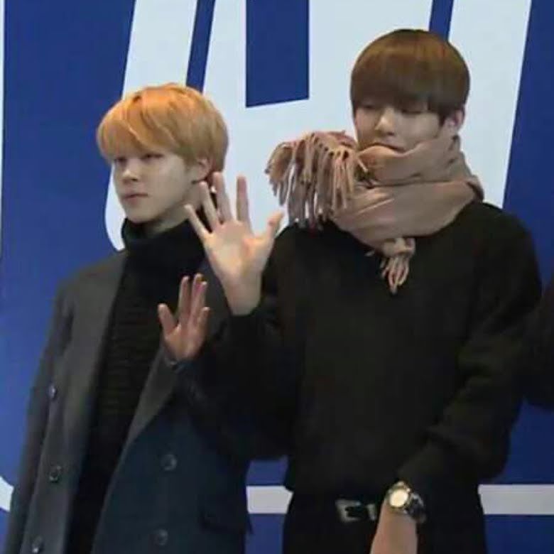 he looks ᵗᶦⁿʸ next to memebers :(