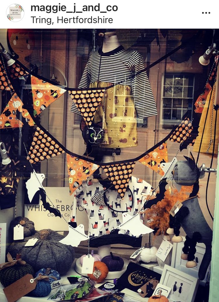 The Halloween window <a href="/MaggieJJeweller/">Maggie J</a> is giving me all the ‘gourd’ vibes! 🤣👻🎃 #tring #herts #halloween #Halloween2020 🧡🧡🧡
