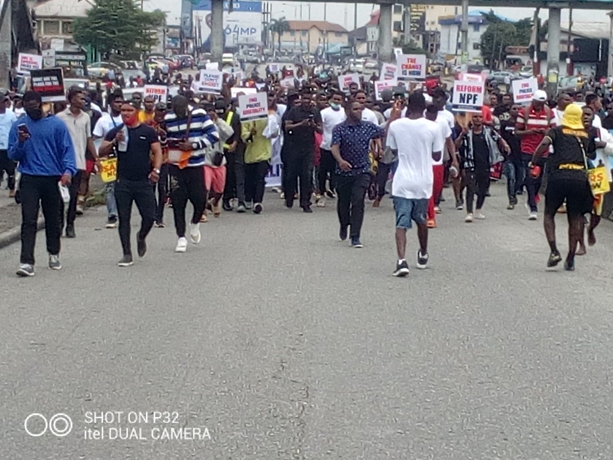 General_Somto's tweet image. PH #EndSARSBrutality Protesters Have Arrived At The Rivers State Govt House, To See Governor Wike, Despite His Ban And Threats. Never Be Afraid To Raise Your Voice Against Tyranny And Oppression. Power Belongs To The Power! #SARSMUSTEND #PhProtest #EndPoliceBrutalityinNigeria