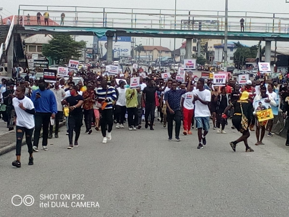 General_Somto's tweet image. PH #EndSARSBrutality Protesters Have Arrived At The Rivers State Govt House, To See Governor Wike, Despite His Ban And Threats. Never Be Afraid To Raise Your Voice Against Tyranny And Oppression. Power Belongs To The Power! #SARSMUSTEND #PhProtest #EndPoliceBrutalityinNigeria