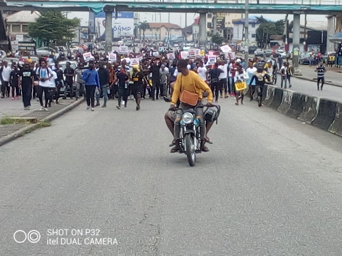General_Somto's tweet image. PH #EndSARSBrutality Protesters Have Arrived At The Rivers State Govt House, To See Governor Wike, Despite His Ban And Threats. Never Be Afraid To Raise Your Voice Against Tyranny And Oppression. Power Belongs To The Power! #SARSMUSTEND #PhProtest #EndPoliceBrutalityinNigeria