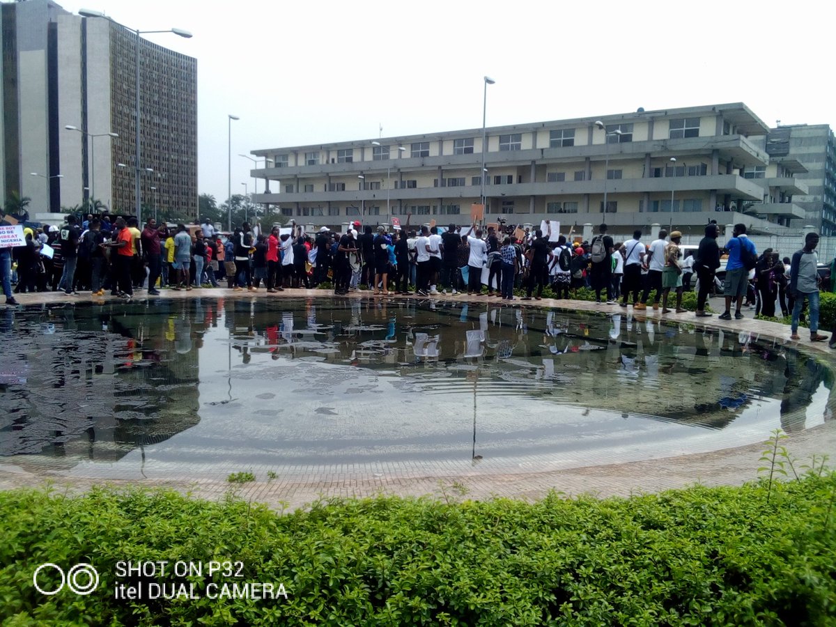 General_Somto's tweet image. PH #EndSARSBrutality Protesters Have Arrived At The Rivers State Govt House, To See Governor Wike, Despite His Ban And Threats. Never Be Afraid To Raise Your Voice Against Tyranny And Oppression. Power Belongs To The Power! #SARSMUSTEND #PhProtest #EndPoliceBrutalityinNigeria