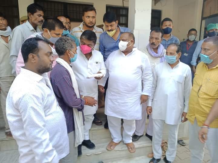 गोण्डा की एसिड अटैक पीड़िताओं से जिला अस्पताल पहुंच कर पूर्व मन्त्री पण्डित सिंह ने मुलाक़ात की और राष्ट्रीय अध्यक्ष श्री अखिलेश यादव जी द्वारा भेजी गई 1 लाख की सांत्वना राशि पीड़ित परिवार को सौंपी। <a href="/yadavakhilesh/">Akhilesh Yadav</a> <a href="/samajwadiparty/">Samajwadi Party</a> <a href="/proframgopalya1/">Prof. Ram Gopal Yadav</a> <a href="/NareshUttamSP/">Naresh Uttam Patel (#मैं_PDA_परिवार_से_हूं)</a> <a href="/gajendrasinghps/">Gajendra Singh</a>