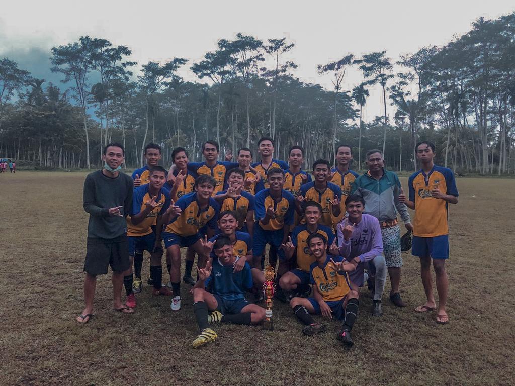 aangfairuz22's tweet photo. Mungkin ini turnamen terakhir ku bersama kawan-kawan u19 😢.
I Love this team.
#SPFC #SumberPutraFC #Senduro #u19 https://t.co/JzBHmaEWOY