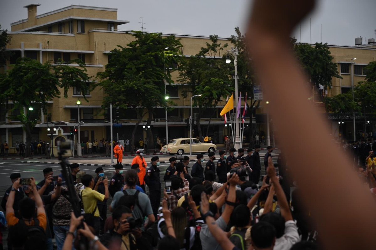 17.32 น. มีรายงานว่า ขณะที่ขบวนเสด็จฯ ผ่านบริเวณถนนราชดำเนิน อนุสาวรีย์ประชาธิปไตย ผู้ชุมนุมจำหนึ่ง ได้ชูสามนิ้ว ยืนสงบนิ่ง พร้อมกับกล่าวคำว่า "เอาเพื่อนเราคืนมา" โดยมี จนท.ตำรวจรักษาความปลอดภัยโดยรอบ #ม็อบ14ตุลา #กษัตริย์ขยะสังคม #ปล่อยเพื่อนเรา