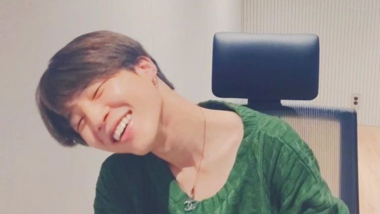 a short thread of jimin’s smile comforting us from his vlives  #JIMINDAY