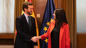 The core of Side B is the conservative PP and the liberal Cs. They want to keep Spain's institutions intact to create conditions for the private sector to bloom. Populist right party Vox is an uneasy ally. It promotes constitutional changes, but to promote a unitary state. 4/5