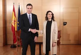 Socialist PM Pedro Sánchez loves the division. He hopes Vox's rise will scare centrists & moderates into Side A. IMHO, the best solution is for Cs to turn into a genuine centrist party, promoting sensible deals between A & B, while sidelining populists of all stripes. 5/5