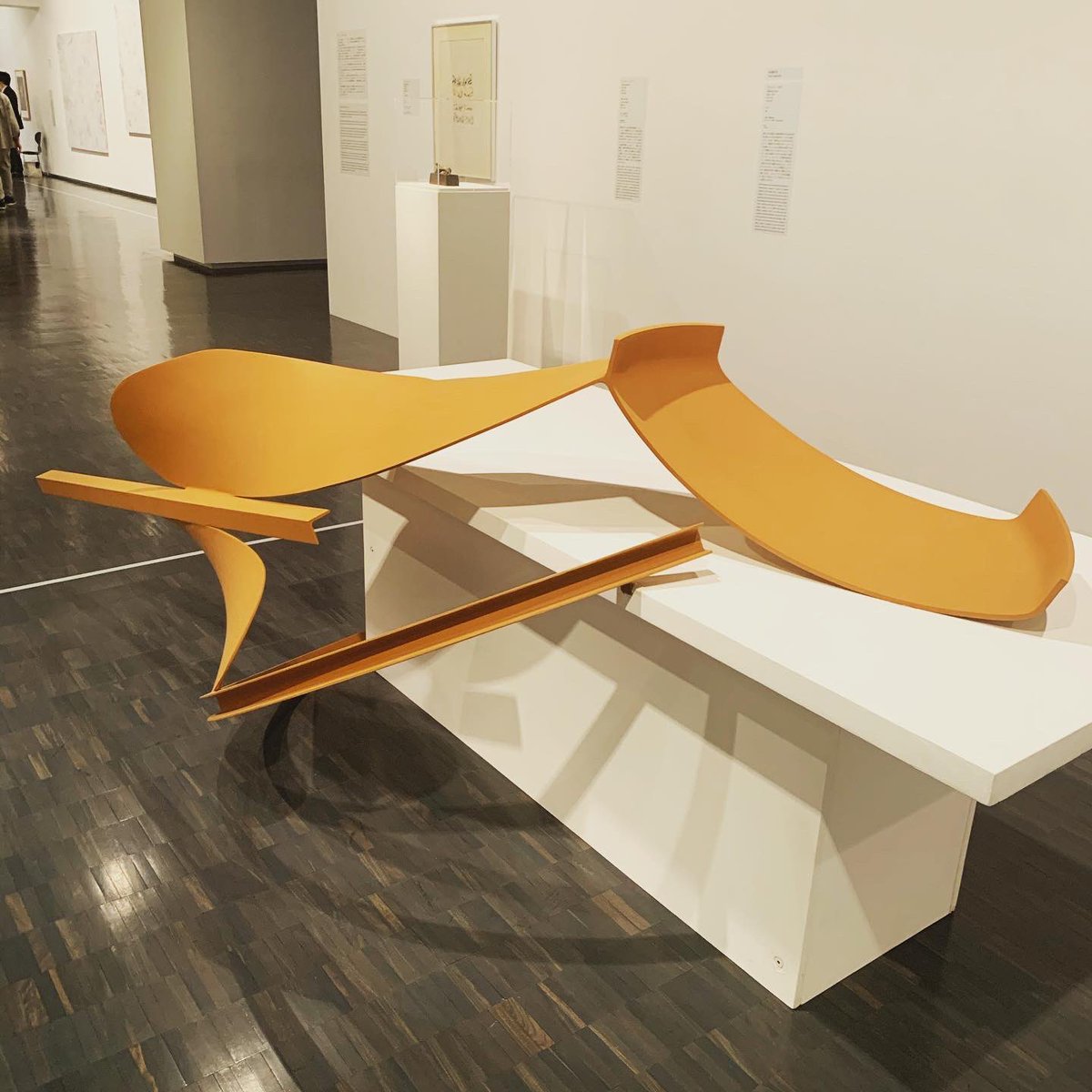 bleu36ciel's tweet photo. #anthonycaro を観に
#東京国立近代美術館 に行ってきましたー!この作品、鉄でできているのに、すっごく軽そうに見えます
これが、授業で言っていたカロの軽(かろ)みか!!!(駄洒落?)と感動しきり。そして思っているより大きかった。 #tablepiece シリーズを授業で知って、観たかったカロ。
眼福… https://t.co/wHsF8sr9cS