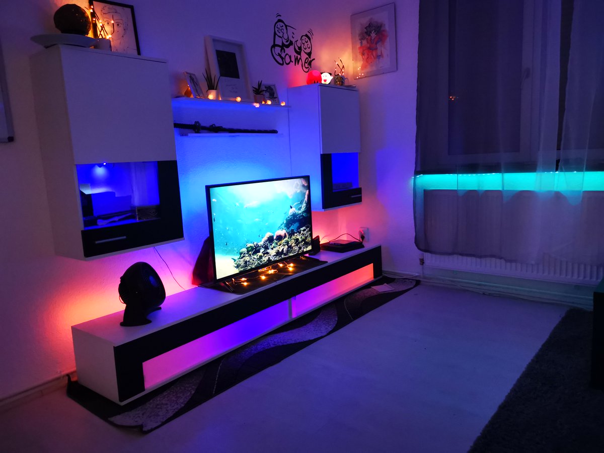 dreaonde's tweet photo. Wie gestaltet ihr euer Stream-Setup ? Ich versuche auch den ganzen raum als Cam Hintergrund mit einzubinden. Bisher ganz gut gelungen, wie ich finde :D Aber noch nicht fertig.
#twitch #TwitchStreamers #twitchde #streambeginner #livestream #streamsetup #livingroom #streamer #live https://t.co/x0ZA595uss