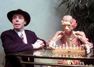 Our story starts with this man, Gunther Von Hagens, who was born in German-annexed Poland on the 10th of January 1945. He had a difficult childhood mainly because of soviet occupation, but also because he had a lot of medical issues.