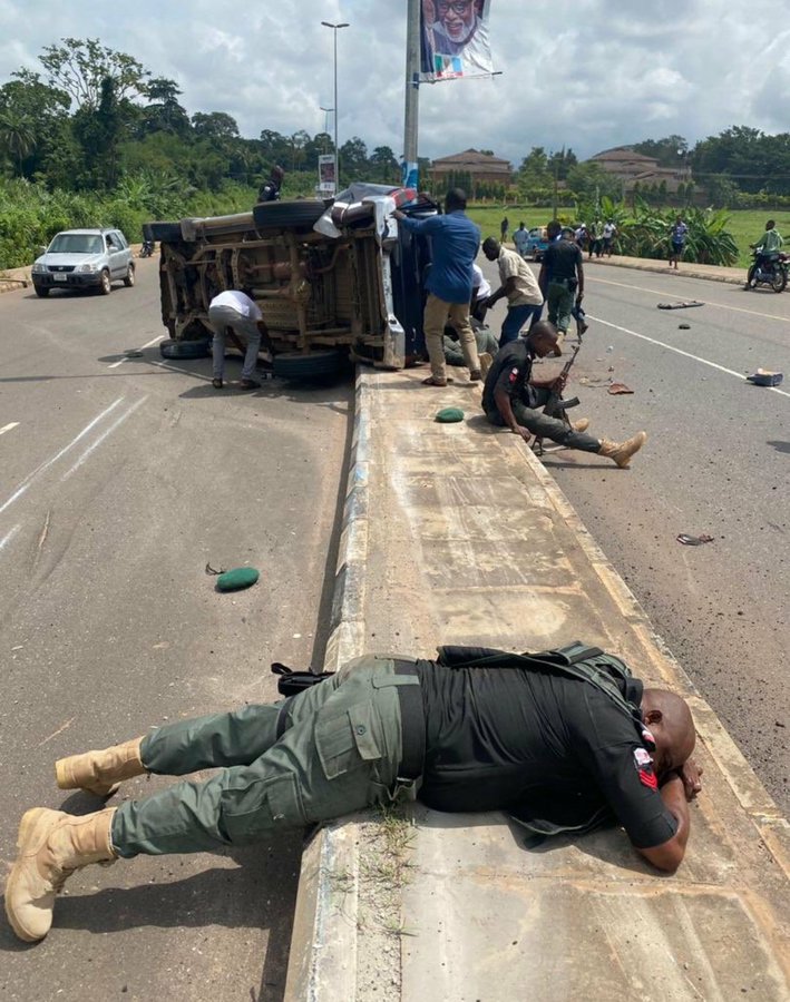 ayemojubar's tweet image. They had accident in Akure due to overspeed. 

The Spirit of Error! Emi asise.
#EndPoliceBrutalityinNigeria #EndSARS #SARSMUSTEND