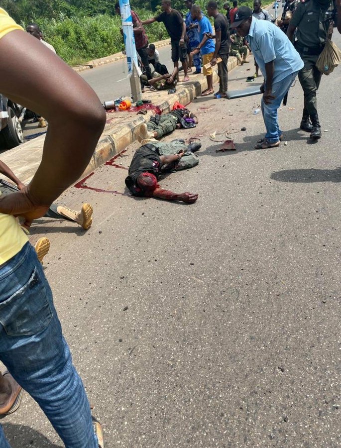 ayemojubar's tweet image. They had accident in Akure due to overspeed. 

The Spirit of Error! Emi asise.
#EndPoliceBrutalityinNigeria #EndSARS #SARSMUSTEND