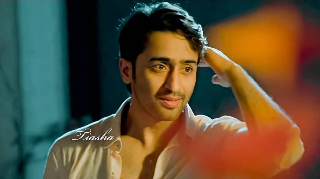 Wid Very Hardships I Control My Heart & Focus My BrainBut When I See U Waving Ur hands in Ur HAIRS Dis Heart Starts Gushing & Mind Goes In VainThose little portions when gets released frm D team of D fingers to come back to right places..Dat Visual is Killer  #ShaheerSheikh