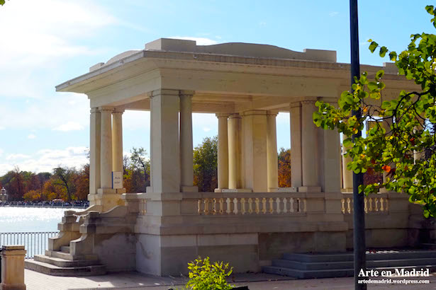 ArteEnMadrid's tweet photo. Desde la construcción del Estanque Grande del #Retiro en 1632, desaparecidas las pequeñas construcciones barrocas primitivas, en él han existido tres #embarcaderos, el último el actual.
https://t.co/ObLuV79F4e https://t.co/dl5m5PvMTh