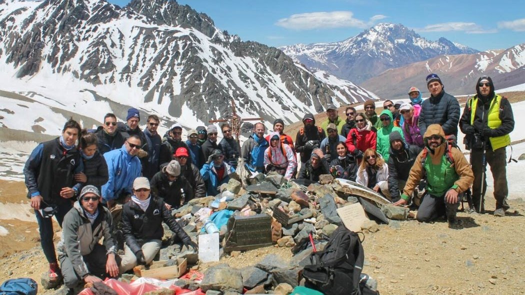 Hace exactamente 48 años caía en la Cordillera de los Andes un avión de la Fuerza Aérea Uruguaya. El accidente y su desenlace fue conocido como "El Milagro de los Andes". Hacia allá fuimos en diciembre de 2018 con <a href="/CulmenOutdoors/">Culmen</a>.