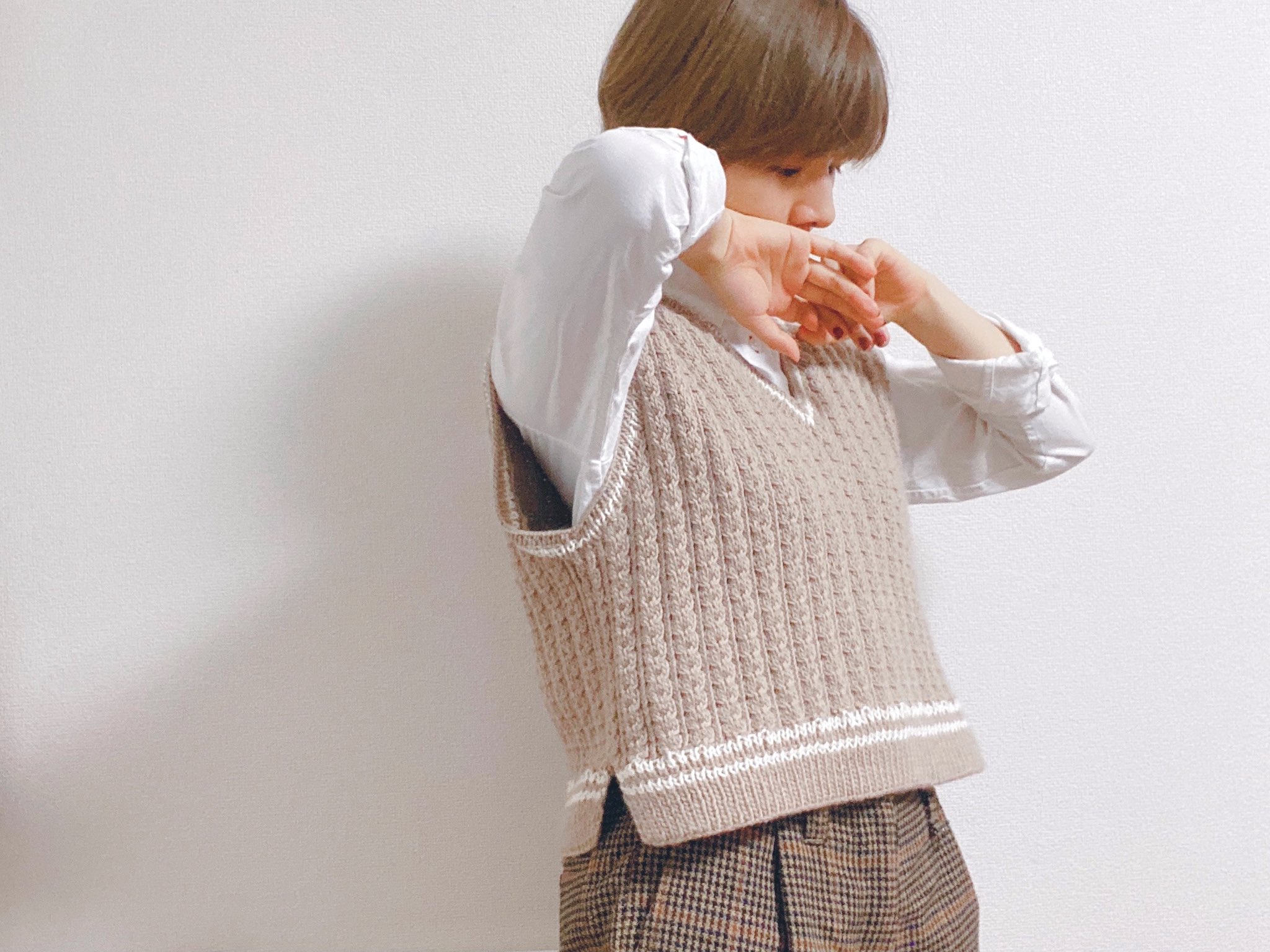 Yummmy鍋 ベーシックなベージュベストを編みました 模様編みは毛糸だまさんのメンズベストの編み図を参考に 丈を短く Amp サイドスリットで着まわししやすくアレンジしました 編み物 Knit 秋編みkcal 手編みセーター ハンドメイド 毛糸だま