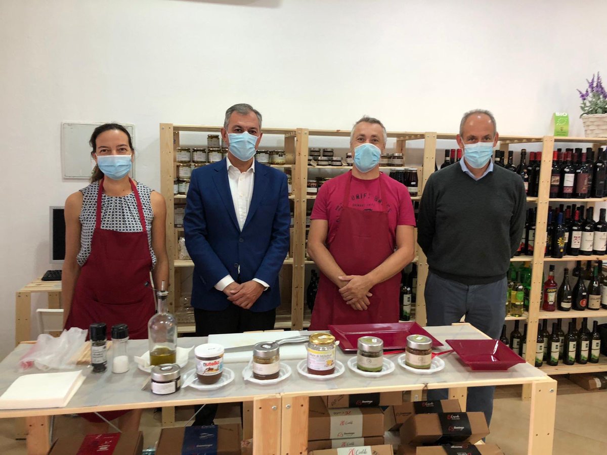 jlsanzalcalde's tweet photo. Llegan a #Tomares los mejores productos artesanales italianos con “La Italianeria”,  la nueva tienda gourmet de Mauro Bonello y Carmen Lora, un viaje gastronómico por Italia que podrás encontrar en la Plaza del Ayuntamiento. Mucha suerte. https://t.co/2zntWNiuZE