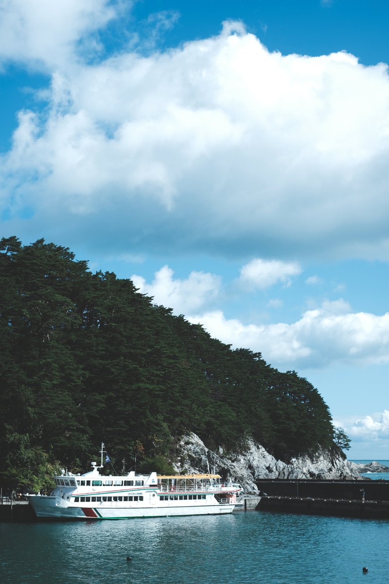 かげくま 来年 １月１１日に終了する岩手県宮古市の みやこ浄土ヶ浜遊覧船 に乗船してきました この第１６陸中丸は津波の中 唯一残った船だそうです 浄土ヶ浜はじめローソク岩や 潮吹き穴などを海上から見ることのできる船旅 おすすめです