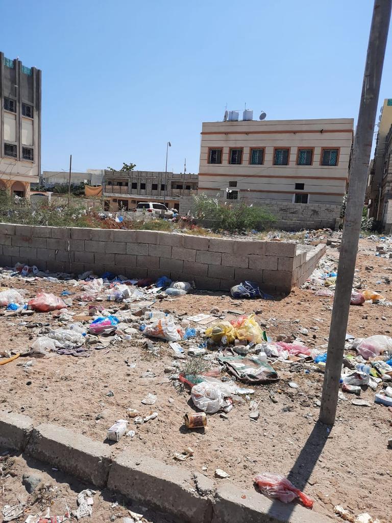 هل هذا منظر في عاصمة حضرموت  المكلا كنت اتوقع المكلا اجمل وافضل لاكن خاب ظني عندما رئيت كمية النفايات الموجوده فيها كل شارع كل شبر فيها للاسف خاب ظني في الحضارم لم اتوقع ان تكون المكلا بهذا السوء 
اين المسوؤلين من وضع الوطن