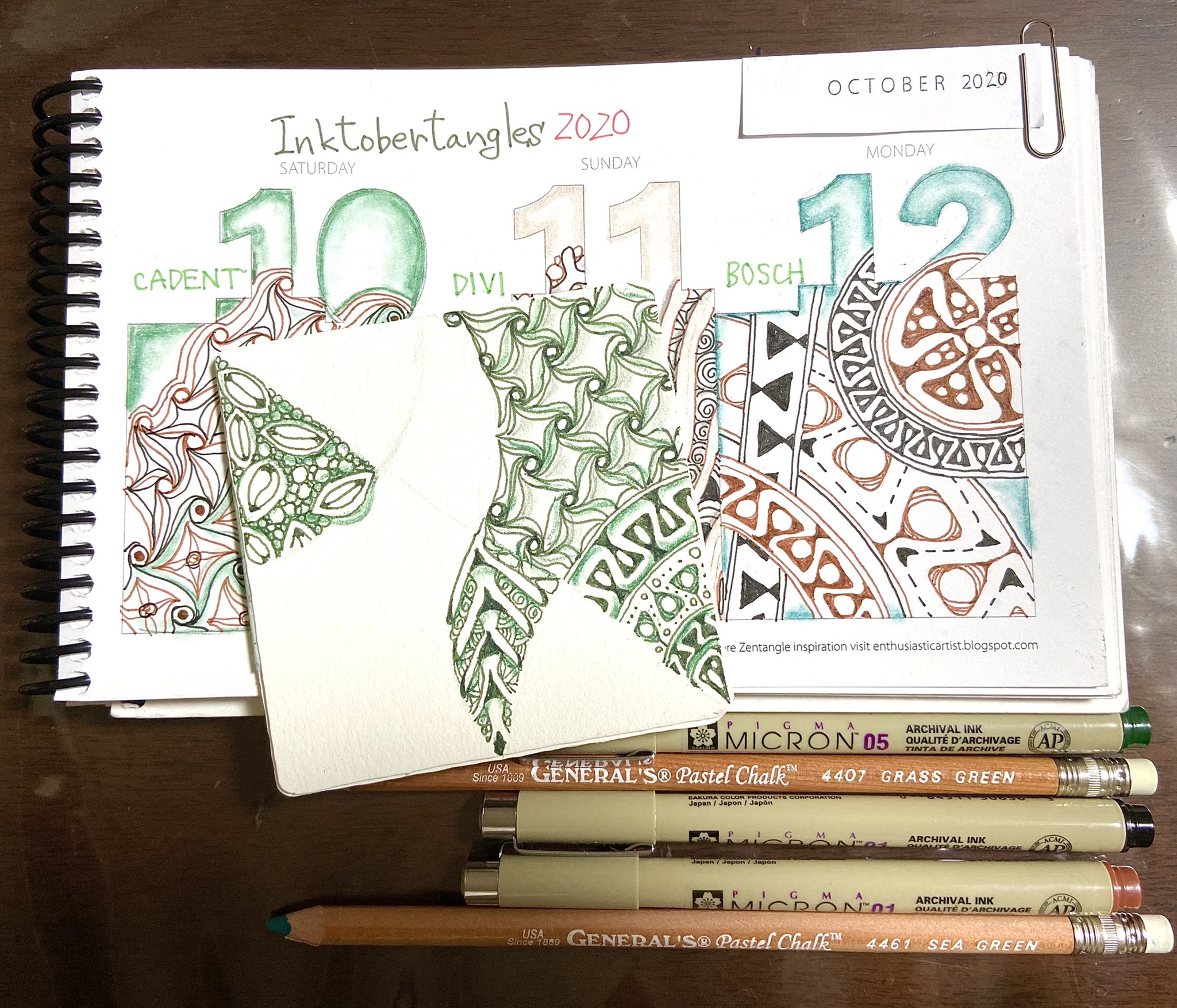七色楓花 Zentangle Czt 10 22は Aquafleur と言う名前のタングル 貝殻の様にも見える模様ですね Inktobertangles Day22 Zentangle ゼンタングル ペン画 リラクゼーション Pastel Chalk スクエアタングル も埋まって来ました