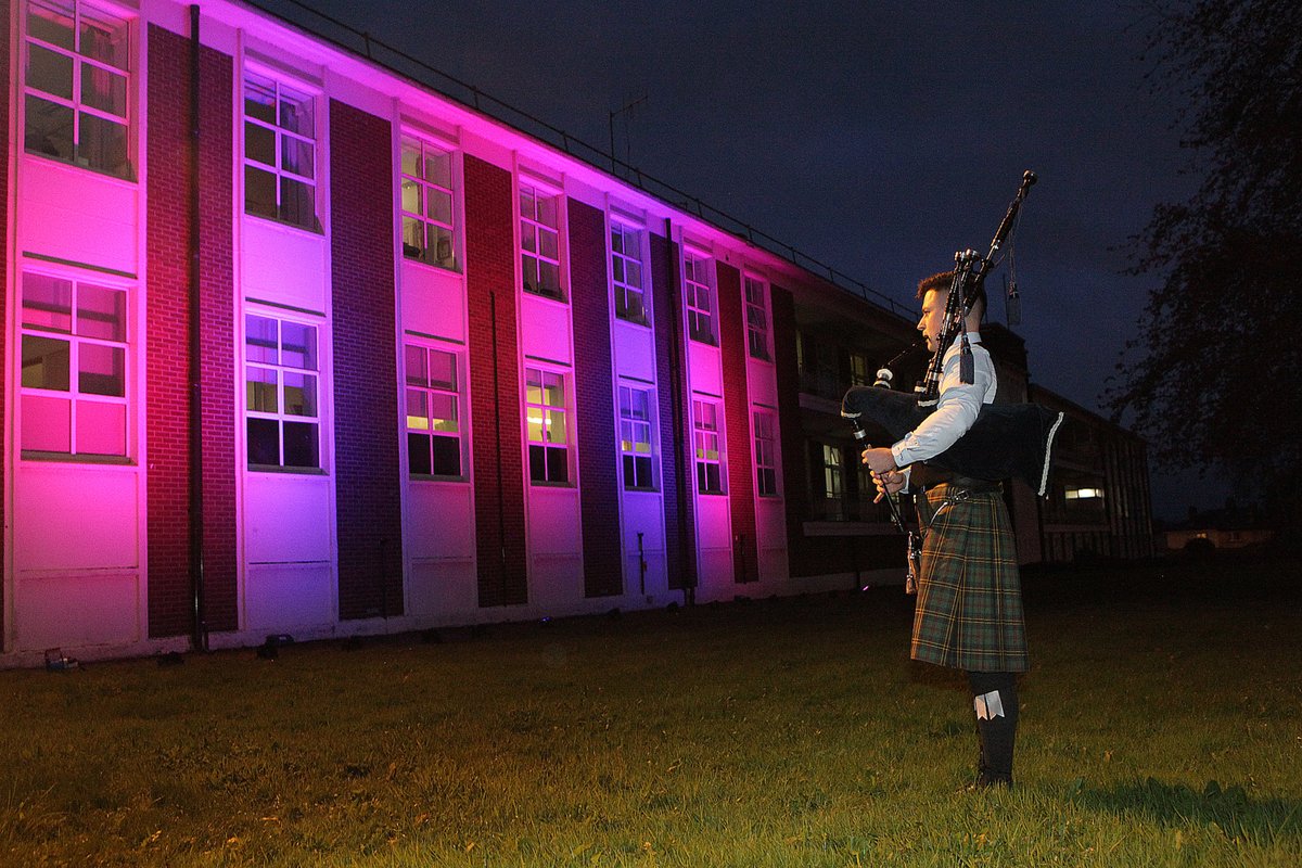 This evening (Thurs) University Maternity Hospital Limerick (UMHL) &amp; other buildings in Limerick city will light up as part of #feileacainwaveoflight2020 to mark Pregnancy &amp; Infant Loss Awareness Day.

📷2019 ‘Wave of Light’ ceremony at UMHL