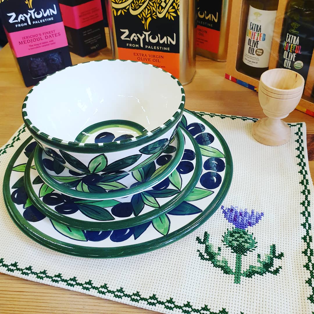 hadeel_uk's tweet image. Set your table with these handmade ceramic dishes from @atfaluna.society in Gaza 🍰 and place mats from the West Bank 🇵🇸

#Hadeel #HadeelShop #fairtradeshop #fairtrade #socialenterprise #socialenterpriseedinburgh #handmade #ceramic #embroidery #palestiniancrafts