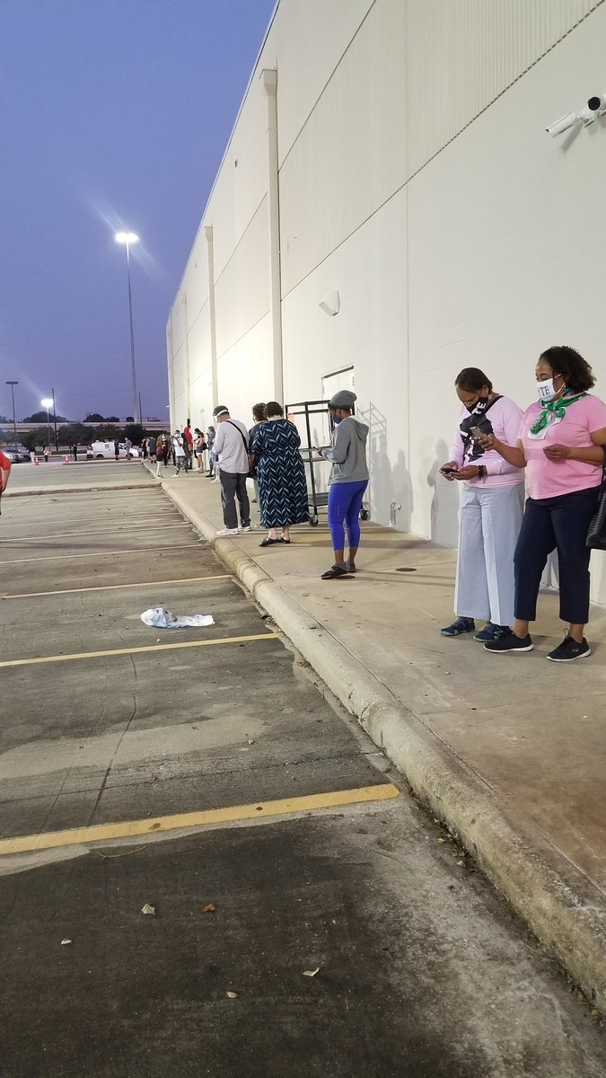 Line around the building at HCC Campus along the West Loop in Houston, Texas #EarlyVote #txlege