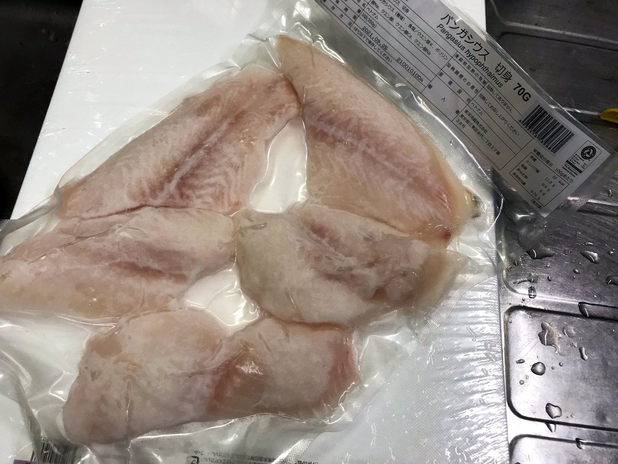 みなせ 技術士試験がんばる 次の代用魚は メルルーサ 松本零士の描く美女みたいな名前ですね 999あたりに出てきそう こちらもタラ目の魚で タラの代用に使われます 骨なし加工の上で 300g460円です ナマズほどではありませんが 経済的で