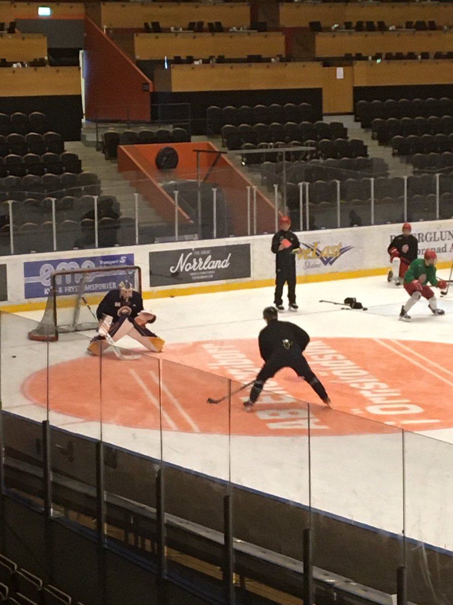 MHavelid's tweet image. 08.00: Spelarna i MODO (NIU) kliver ut på isen med NHL spelarna Linus Ullmark, Victor Olofsson och Jesper Olofsson. Snacka om ”se och lära” och få bra tips 😃. Dagens tema: passningar, mottagningar och målskytte. Inspirerande dag för både spelare och ledare 💪🇸🇪