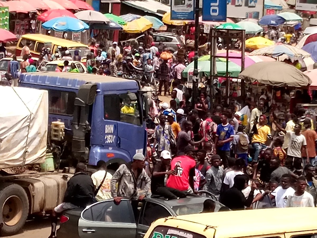 YAHOO-YAHOO BOYS PROTESTING LIVE @ IWO ROAD, IBADAN! FIGHTINGS WITH LAUTECH STUDENTS SINCE YESTERDAY!!