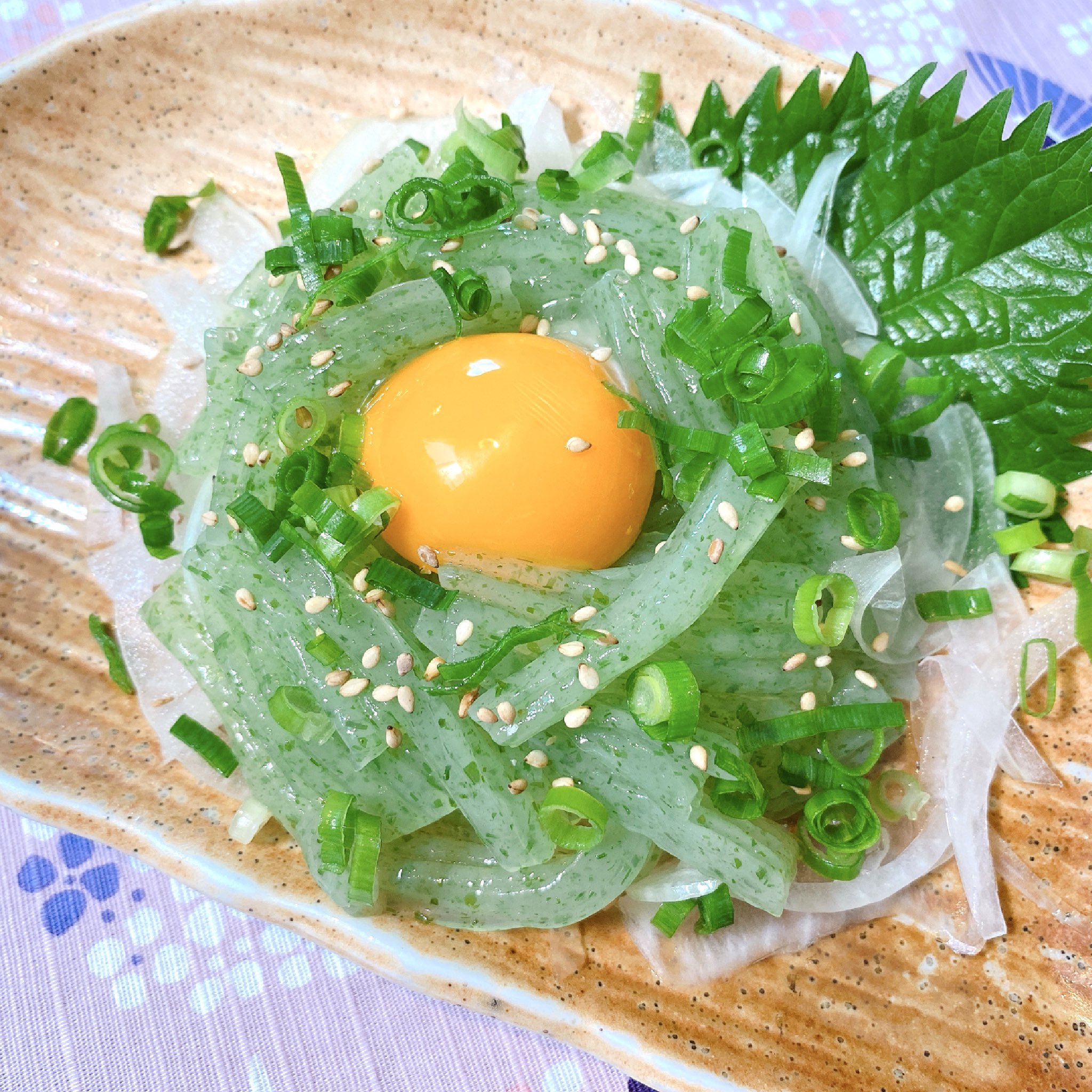 自炊の教習所 たくま 脂肪撲滅レシピ 6日目 こんにゃくユッケ ダイエットの強い味方の こんにゃくですが さしみこんにゃく食べる時 大体酢味噌ですよね 酢味噌も美味しいんですけど 食べ飽きてる方に食べてほしい ピリ辛タレで作りました