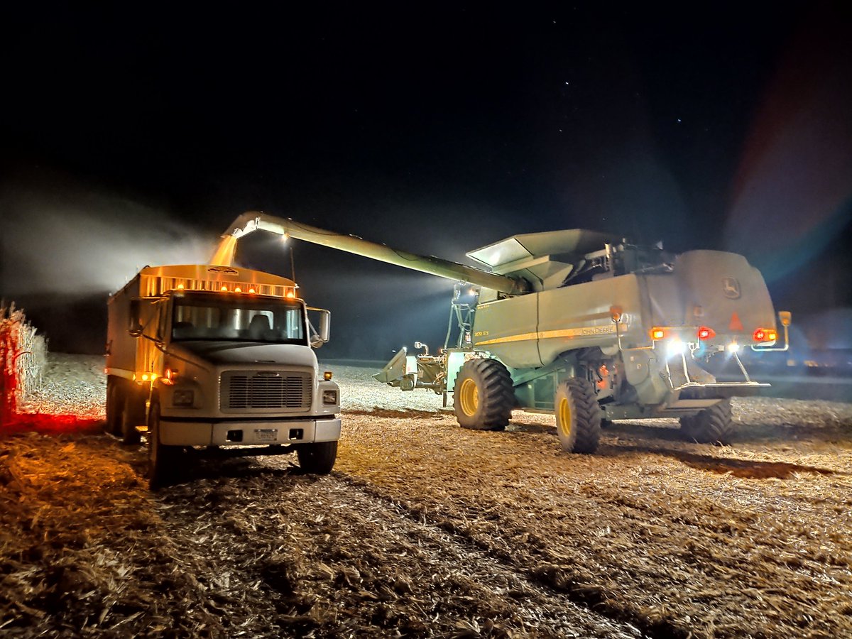 Dutch_Raiders15's tweet photo. Nights like these make the #PandemicLife pretty easy. Roll on #harvest2020  @Asgrow_DEKALB @JohnDeere @CHSFA_Mitchell https://t.co/WEik4Wlapb