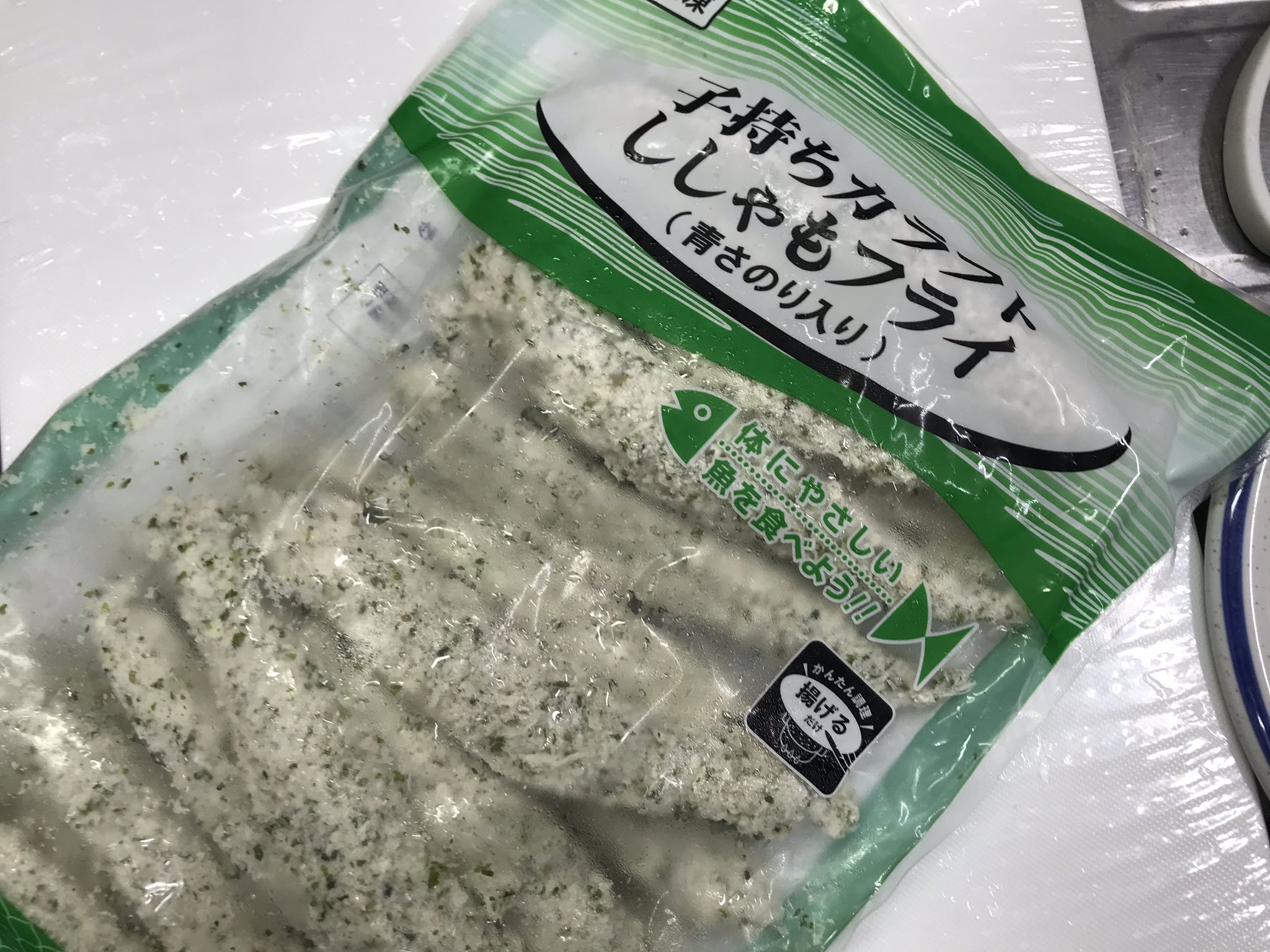 みなせ 今年はカミツキガメ取りに行けない 次の代用魚は メルルーサ 松本零士の描く美女みたいな名前ですね 999あたりに出てきそう こちらもタラ目の魚で タラの代用に使われます 骨なし加工の上で 300g460円です ナマズほどではありませんが