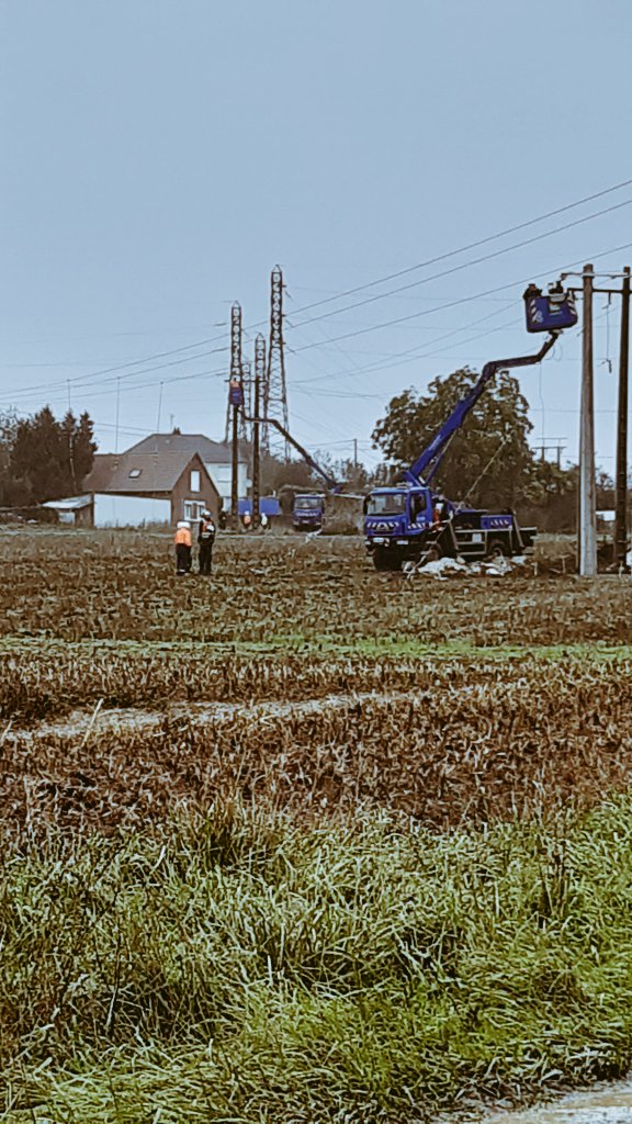 cebeve80's tweet image. #endirect de la @Ville_dAlbert @enedis_picardie réalise de gros travaux de maintenance sur une ligne 20 000 Volts⚡ Gros deploiement d'engins lourds🚐 et de  techniciens 👏qui bravent les☂️ des conditions climatiques difficiles  👍👍 bravo à eux 👏👏👏