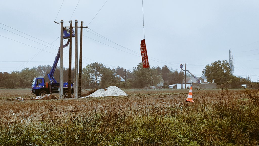 cebeve80's tweet image. #endirect de la @Ville_dAlbert @enedis_picardie réalise de gros travaux de maintenance sur une ligne 20 000 Volts⚡ Gros deploiement d'engins lourds🚐 et de  techniciens 👏qui bravent les☂️ des conditions climatiques difficiles  👍👍 bravo à eux 👏👏👏