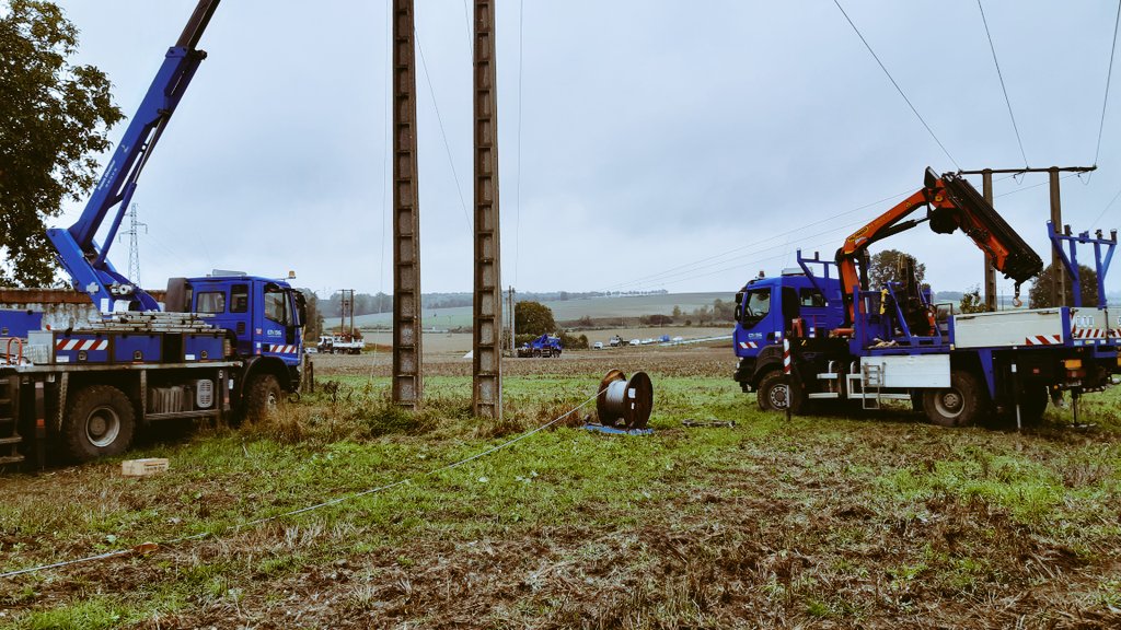 cebeve80's tweet image. #endirect de la @Ville_dAlbert @enedis_picardie réalise de gros travaux de maintenance sur une ligne 20 000 Volts⚡ Gros deploiement d'engins lourds🚐 et de  techniciens 👏qui bravent les☂️ des conditions climatiques difficiles  👍👍 bravo à eux 👏👏👏