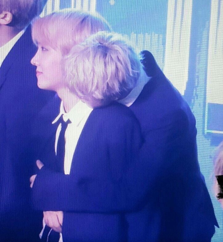 jihope hugs where they rest their heads on each other’s shoulders >