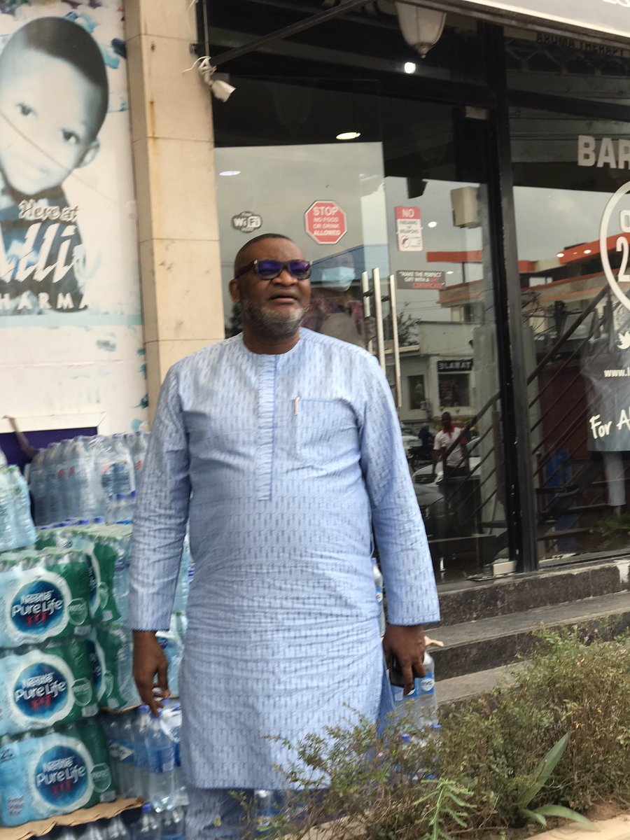 #Abujacommunity Na who papa be this?????!!! He just gave us packs of water, coke & bunch of bananas & went ahead to ask “do you guys need anything else?”Thank you Sir!  “Na store we support us we go patronize” #SARSMUSTEND #AbujaProtests #AbujaProtest