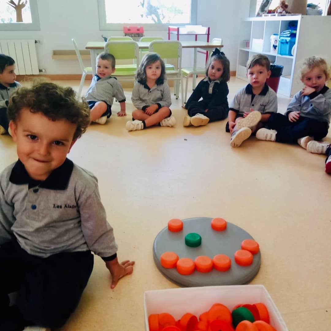 lesalzines's tweet image. New uses for old things, making faces 😀 with things in the classroom! 🏡#picassoproject #face #oldthings #playingtogether #creativity #educacioinfantil #P3 #P4 #P5