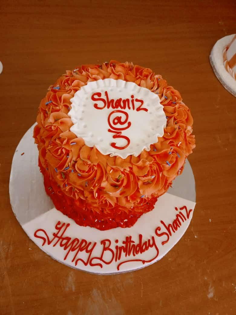 Cake is a very beautiful thing. 
Dm or call/ Wa.me/+256753502277 to Get your custom cake today 
70k starting price 
Free deliveries around kampala