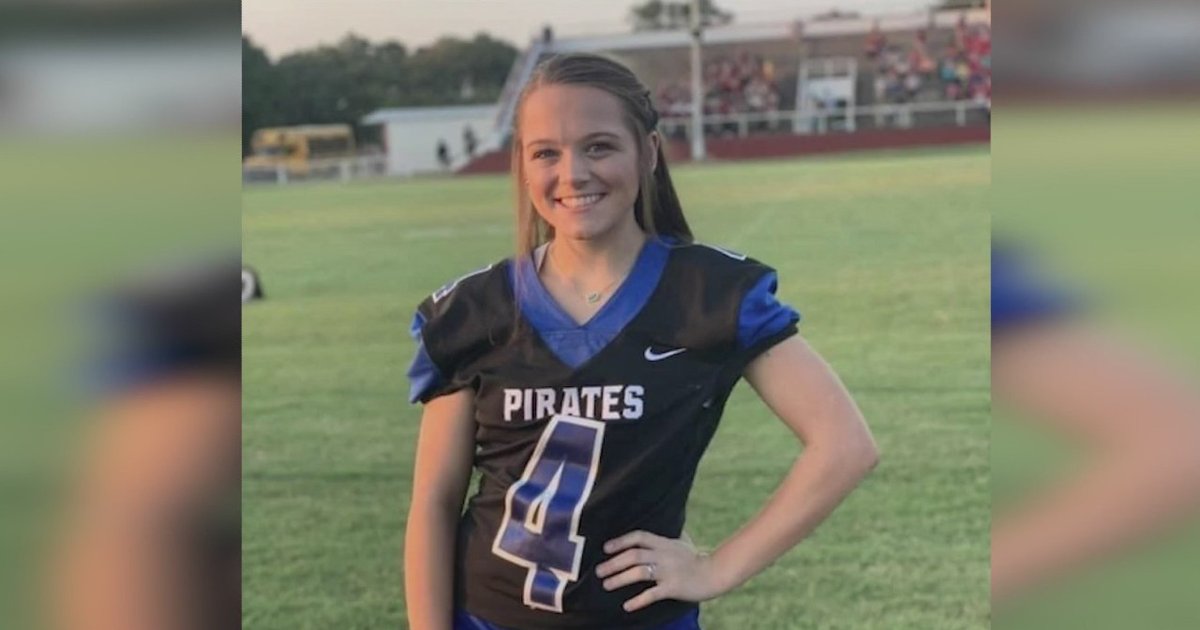 myfox8's tweet photo. 15-year-old cheerleader in ICU after goalpost falls on her head during team photo https://t.co/ssWPuiD4JA https://t.co/k9pMLA25fw