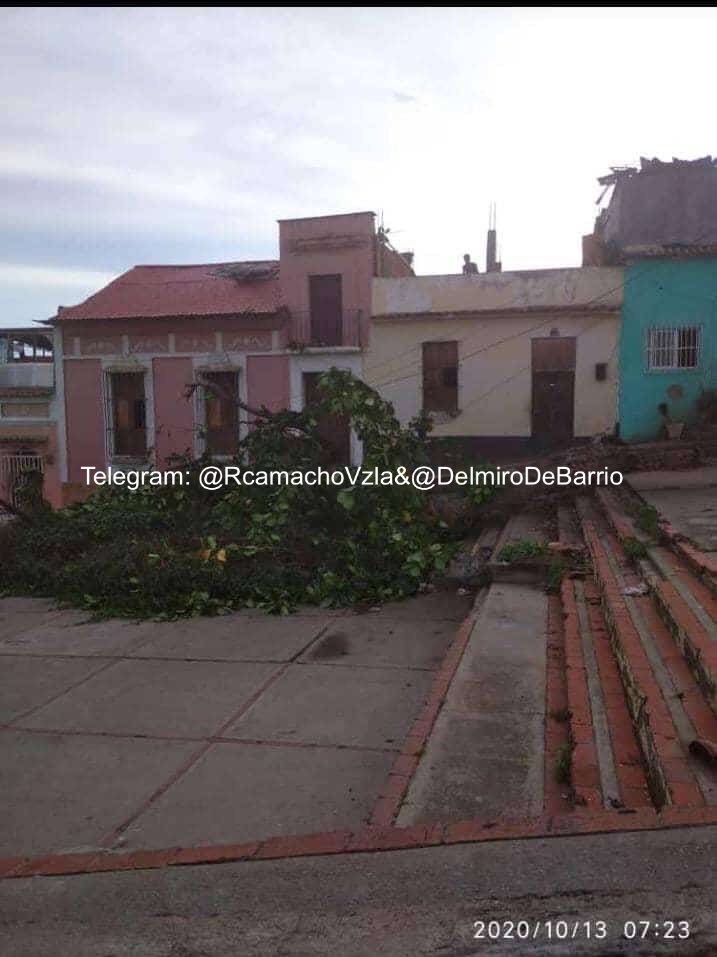 DelmiroDeBarrio's tweet photo. #13Oct #Vargas

Fuerte lluvia acompañada de ráfagas de viento causaron daños en varios sectores de Vargas, Bomberos de Vargas y PC atienden la situación. https://t.co/zaBvVUcrIV