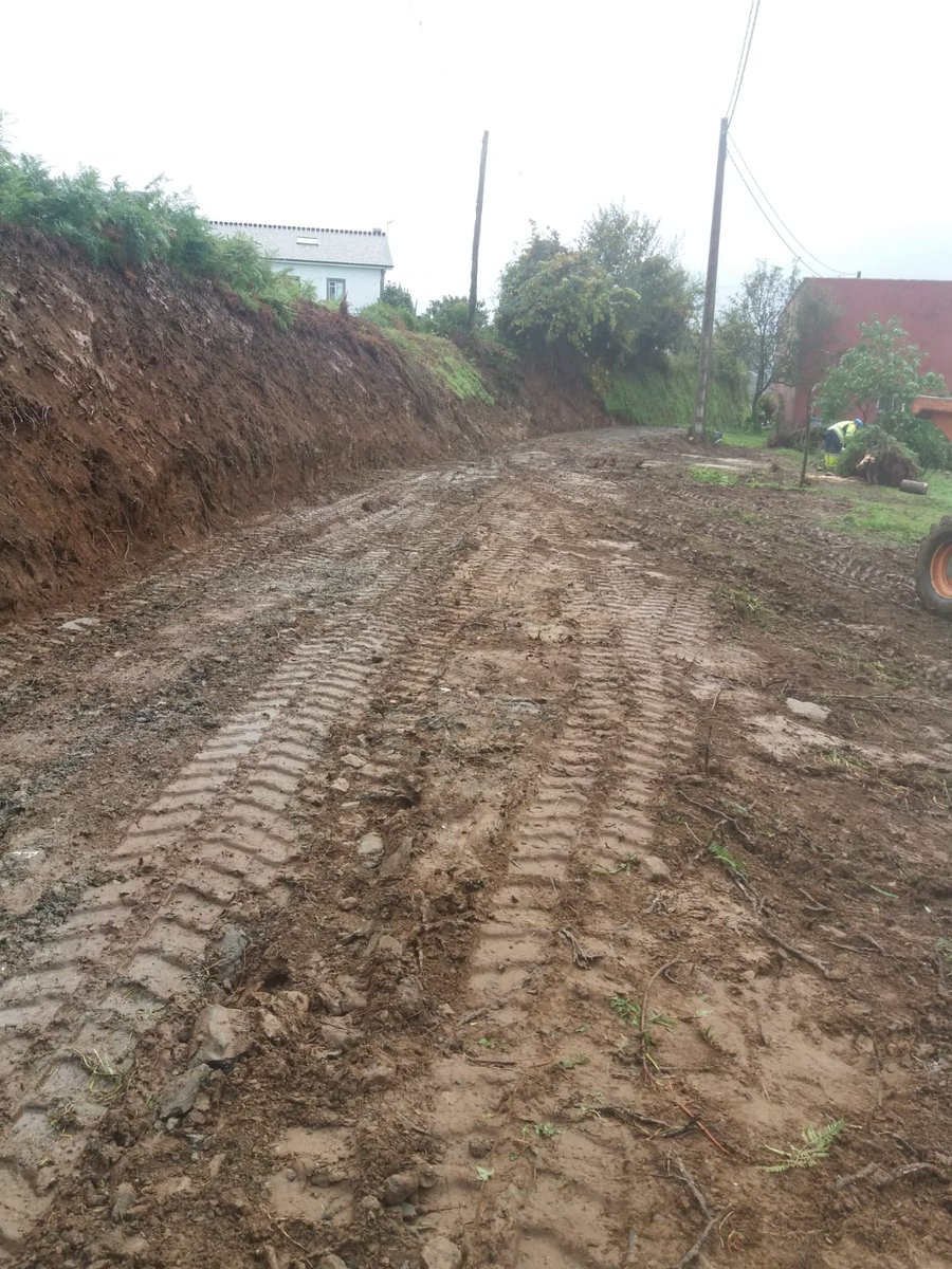 Mvfaraldo's tweet photo. Estos días se han iniciado trabajos preparatorios para ejecutar obra "Extensión saneamiento en #Padrin" #Bemantes #Miño 
A petición de vecin@s se aprovechó para ampliar vial que une con #Ansimonde
1 y 2 estado anterior
3 y 4 trabajos ampliación
#Miñotenpresente #Miñoéfuturo https://t.co/QqmqMpyNCi