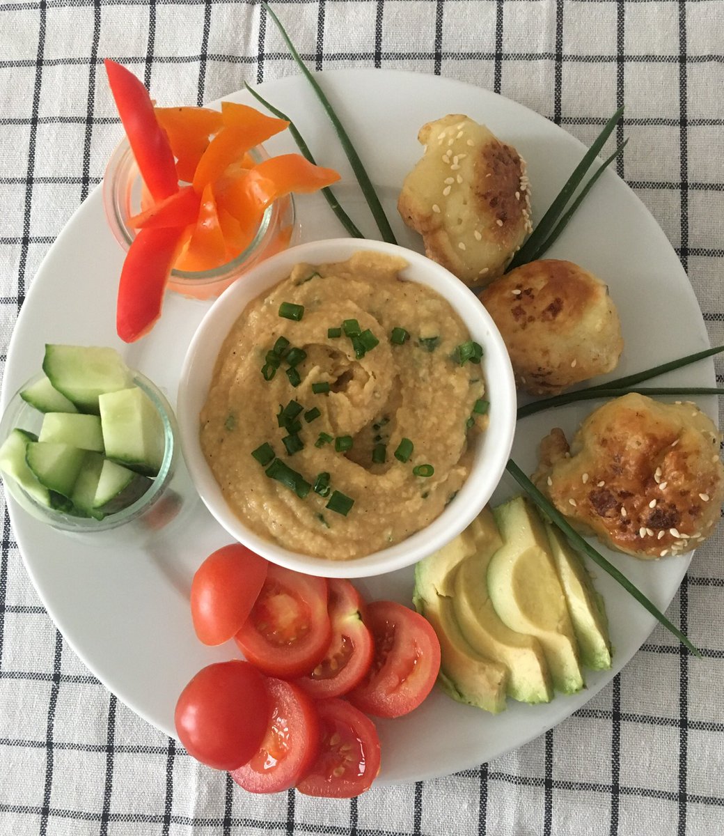 NellyDrab1's tweet photo. Hummus with flax oil , lemon juice, turmeric, cumin, paprika, salt &amp; spring onion. Together with cauliflower, pepper, avocado, tomato &amp; cucumber you could enjoy a delicious lunch or dinner. https://t.co/HawZ24Cyjr