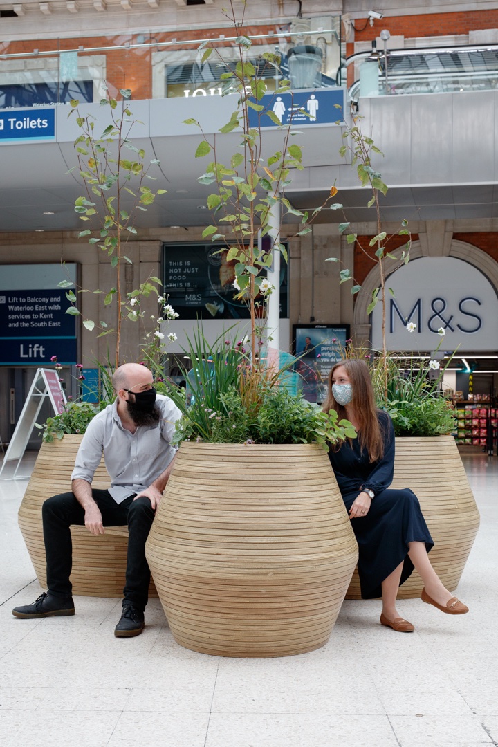 LFArchitecture's tweet photo. 🚉#SittingPrettyShoutOuts: Lacuna- @nick_tyrer with Victoria Philpott
📍@LondonWaterloo
Lacuna combines comfortable seating &amp; luscious planting to create a sense of personal space within the station concourse, while creating a much larger visual impact on the station's identity🌱 https://t.co/pK8QxfptzF
