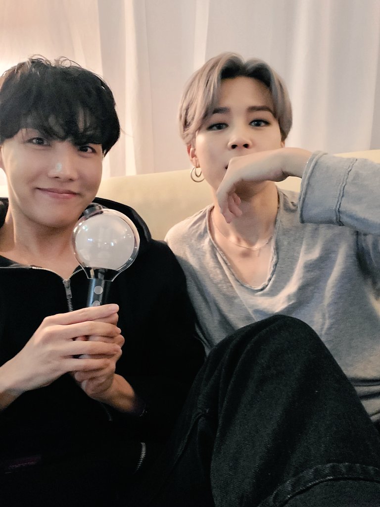 어떤 자세로 사진 찍고 있을까요 🤔