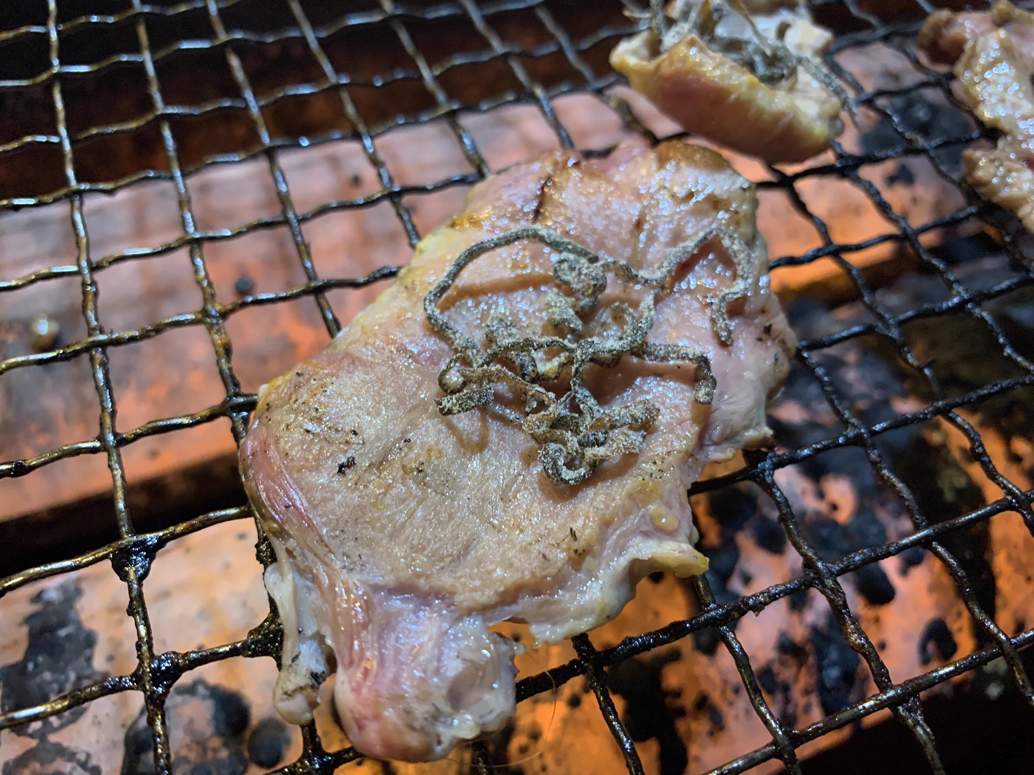 今日タンを捌いたのでやってみましたぁぁ！
確かにうまい！ごま油つけてとかでもうまいかも！
俺はこの上からレモン垂らしてバイトと食べましたけど！！！  