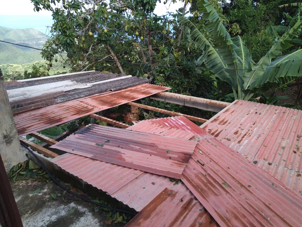 ReporteYa's tweet photo. #13Oct #Vargas #Luvias 
@LaVerdadVargas: En Carayaca el viento se llevó varios techos y más de tres árboles cayeron, arrastrando el cableado y dejando varias comunidades sin luz. Agricultores afirman que “se perdieron las cosechas”. https://t.co/oi9nDQR8oX